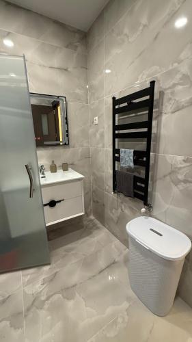 a bathroom with a toilet and a sink and a mirror at إقامة الرمال الذهبية in Les Hamiane