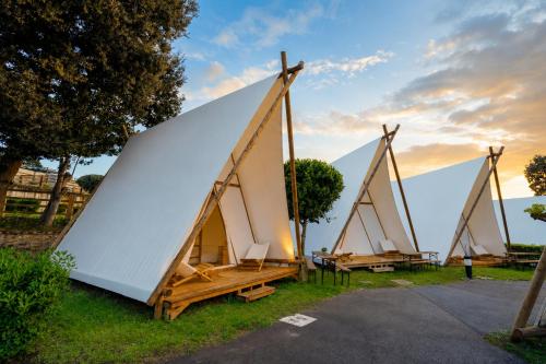 a group of three tents sitting on the grass at Kampaoh Somo Playa in Somo