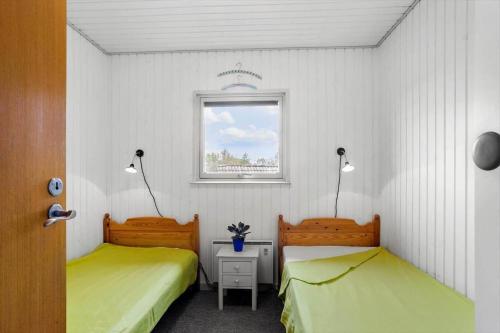 two beds in a small room with a window at SJ227-Hejls-Ae-Skovbryn-33 in Hejls