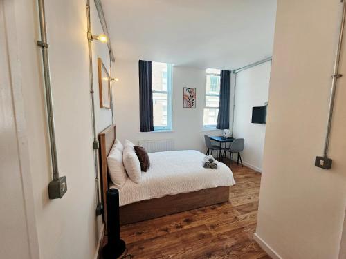 ein Schlafzimmer mit einem Bett und einem Tisch darin in der Unterkunft The Nest Lite in Sheffield