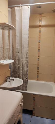 a bathroom with a sink and a bath tub and a bath tub at Rynek - Nowy Targ in Wrocław
