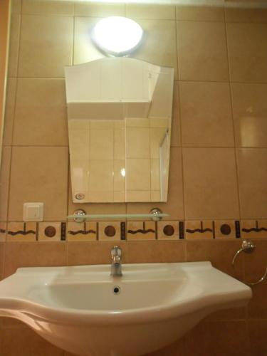 a bathroom with a sink and a mirror at Maviev Otel in Çeşme