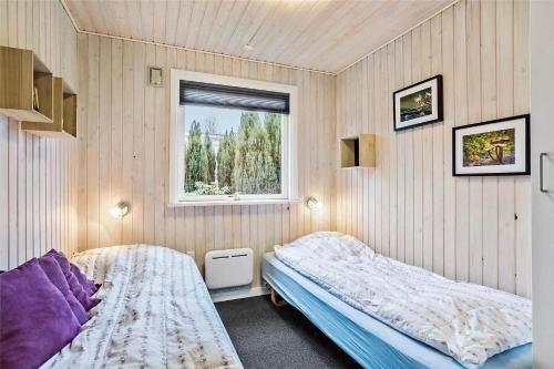 a bedroom with two beds and a window at SJ232-Hejls-Humlevaenget-8 in Hejls