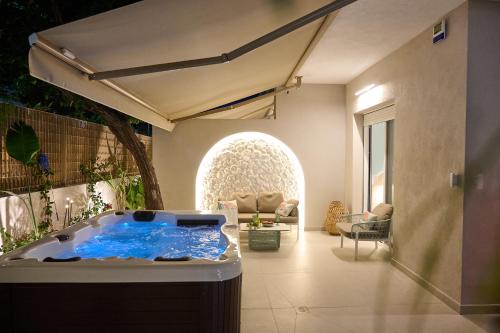 a hot tub in the middle of a living room at Perea Fiore Suites in Perea