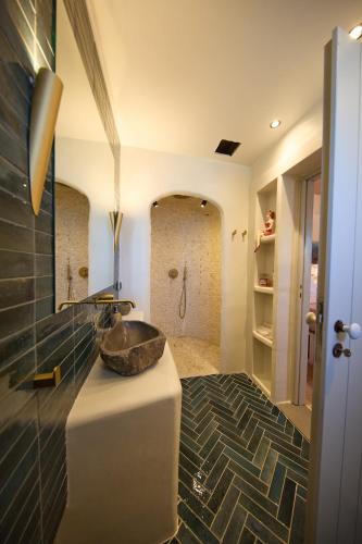 a bathroom with a sink and a shower at EMERALD Villa in Kithnos