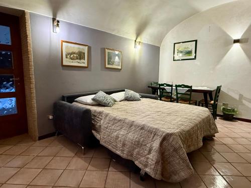 a bedroom with a bed and a table and chairs at Casa Paulina in Scanno