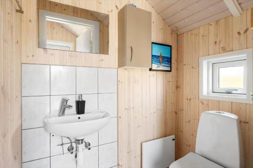 a bathroom with a sink and a toilet at SJ285-Bjert-Kystvej-64-A in Åbjerg