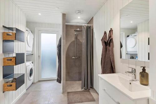 a bathroom with a sink and a washing machine at SJ302-Haderslev-Blokhusskoven-63 in Haderslev