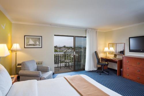 Postel nebo postele na pokoji v ubytování The Marina Inn on San Francisco Bay