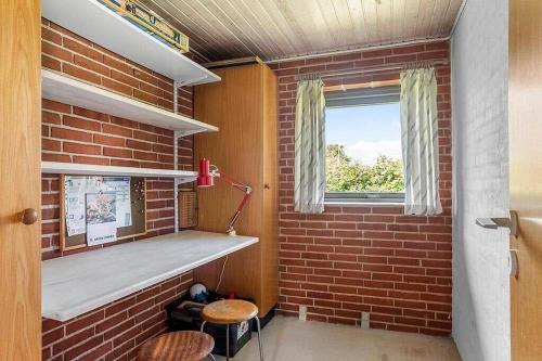 a room with a brick wall and a window at SJ300-Haderslev-Vikaerparken-87 in Haderslev