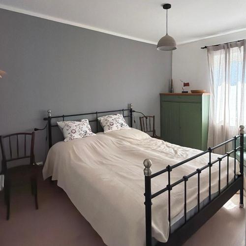 a bedroom with a large bed with white sheets at Riverside Furth in Furth