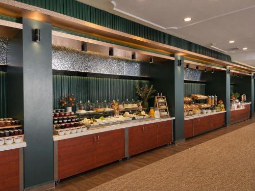 a bakery with a buffet of food on display at EMİRGAN Otel in Bağlık