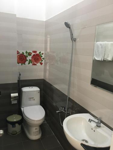 a bathroom with a toilet and a sink at Khách Sạn Đào Nguyên in Tuy Phong
