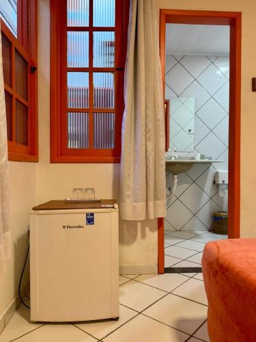a room with a box in the corner of a bathroom at Pousada Mirante das Fitas in Arraial d'Ajuda