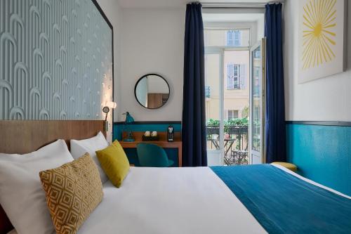 ein Hotelzimmer mit Bett und Balkon in der Unterkunft Hotel Nap By HappyCulture in Nizza