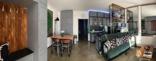 a kitchen and dining room with a table and chairs at Villa Karabelli in Búč