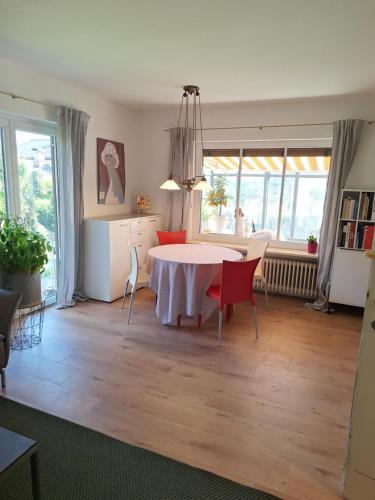a living room with a white table and chairs at Ernies Gartentraum in Mattsee