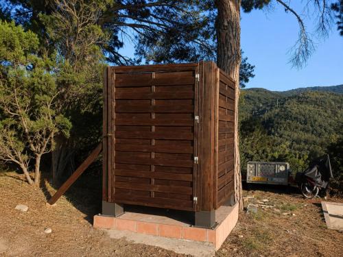 a wooden box sitting on the side of a hill at Affittacamere Del Geco - Elba Affitti in Procchio