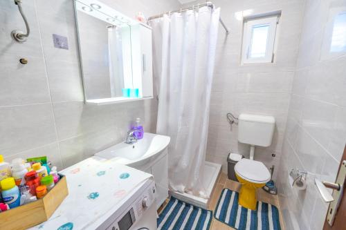 2 Bedroom Apt Val 10 min walk from beach with sea view
