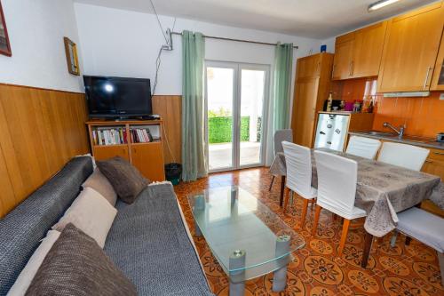 2 Bedroom Apt Val 10 min walk from beach with sea view
