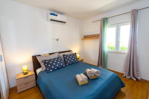 2 Bedroom Apt Val 10 min walk from beach with sea view