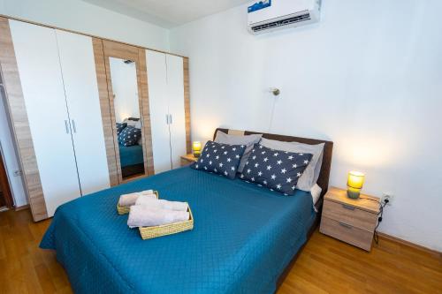 2 Bedroom Apt Val 10 min walk from beach with sea view