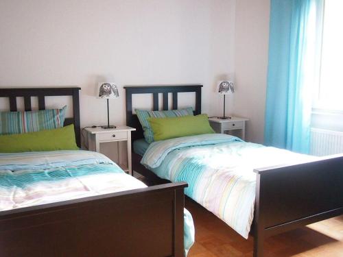 two beds sitting next to each other in a bedroom at Ferienhaus-in-idyllischer-Lage in Inning am Ammersee