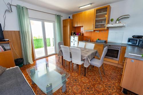2 Bedroom Apt Val 10 min walk from beach with sea view