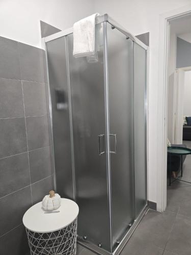 eine Duschkabine in einem Badezimmer mit Hocker in der Unterkunft Fico d'India in Spadafora