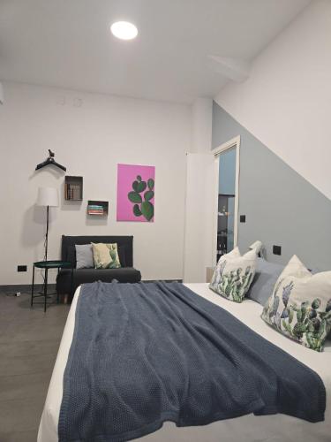 ein Schlafzimmer mit einem großen Bett und einer Couch in der Unterkunft Fico d'India in Spadafora