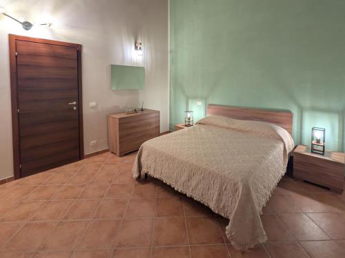 a bedroom with a bed and two night stands at Casa de' Vestini in Fossa