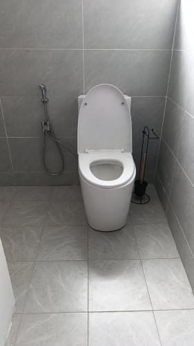 a bathroom with a white toilet in a stall at Le Mäysa dzindzano Residence in Sada