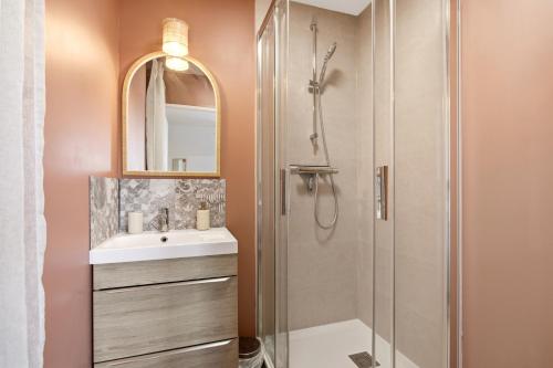 a bathroom with a shower and a sink at Le Calmette - Balcon, Parking & Ascenseur in Caen