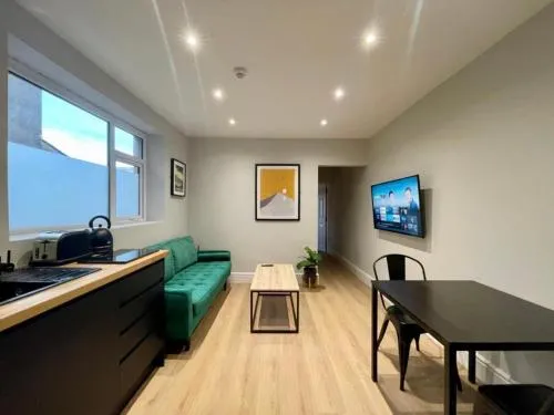 Modern Central Apartment - King Size Bed - Free Parking photo 1