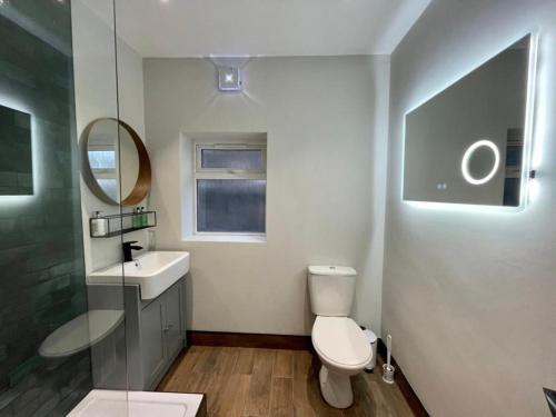 Modern Central Apartment - King Size Bed - Free Parking photo 22