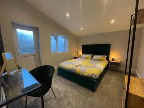 Modern Central Apartment - King Size Bed - Free Parking photo 8