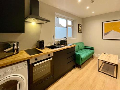 Modern Central Apartment - King Size Bed - Free Parking photo 11