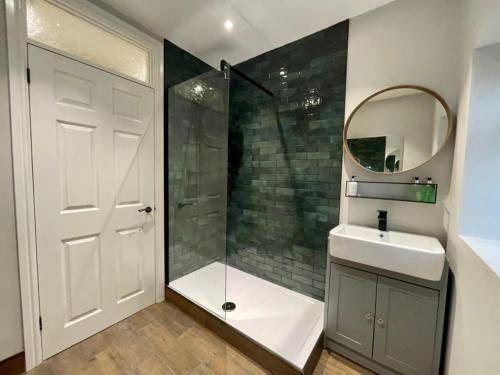 Modern Central Apartment - King Size Bed - Free Parking photo 13