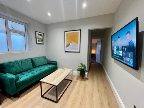 Modern Central Apartment - King Size Bed - Free Parking photo 6