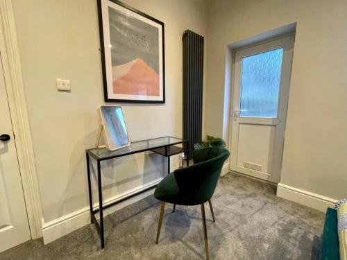 Modern Central Apartment - King Size Bed - Free Parking photo 17