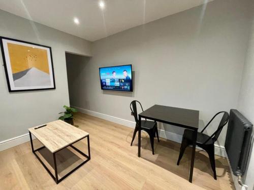 Modern Central Apartment - King Size Bed - Free Parking photo 14