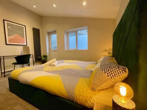 Modern Central Apartment - King Size Bed - Free Parking photo 19
