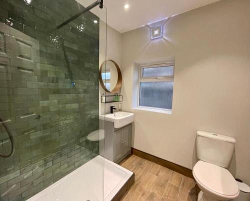 Modern Central Apartment - King Size Bed - Free Parking photo 9