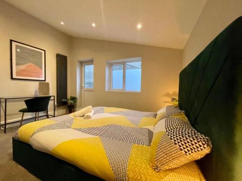 Modern Central Apartment - King Size Bed - Free Parking photo 3