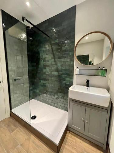 Modern Central Apartment - King Size Bed - Free Parking photo 21