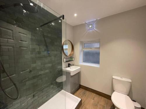 Modern Central Apartment - King Size Bed - Free Parking photo 4