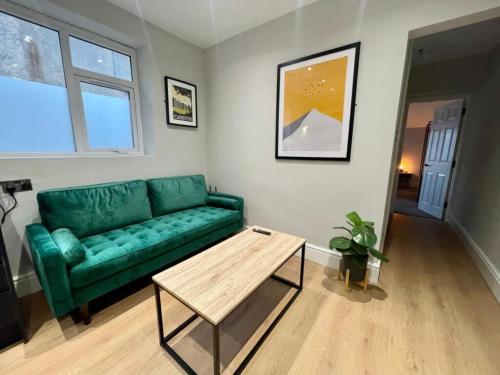 Modern Central Apartment - King Size Bed - Free Parking photo 12