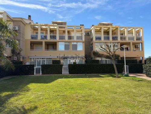 Bajo con jardin privado piscina 250m playa