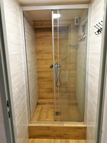 a shower with a glass door in a bathroom at Górna Residence&Rooms in Grudziądz