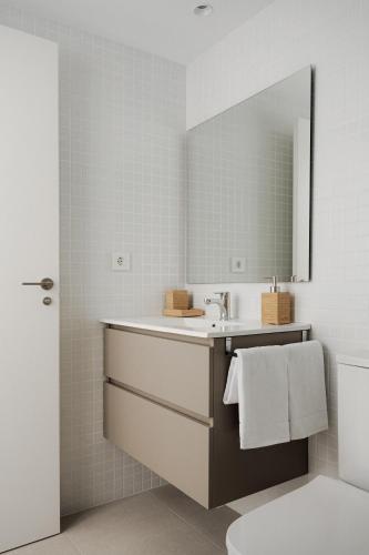 a bathroom with a sink and a mirror at Almar Suites Daimús in Daimuz